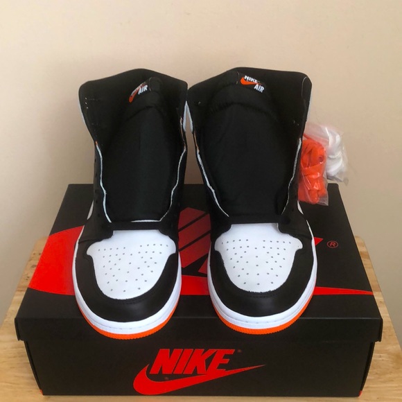 NIKE AIR JORDAN 1 RETRO HIGH OG SNEAKERS - Picture 6 of 12